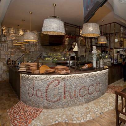 Palladian in travertine star in a restaurant in Rome.